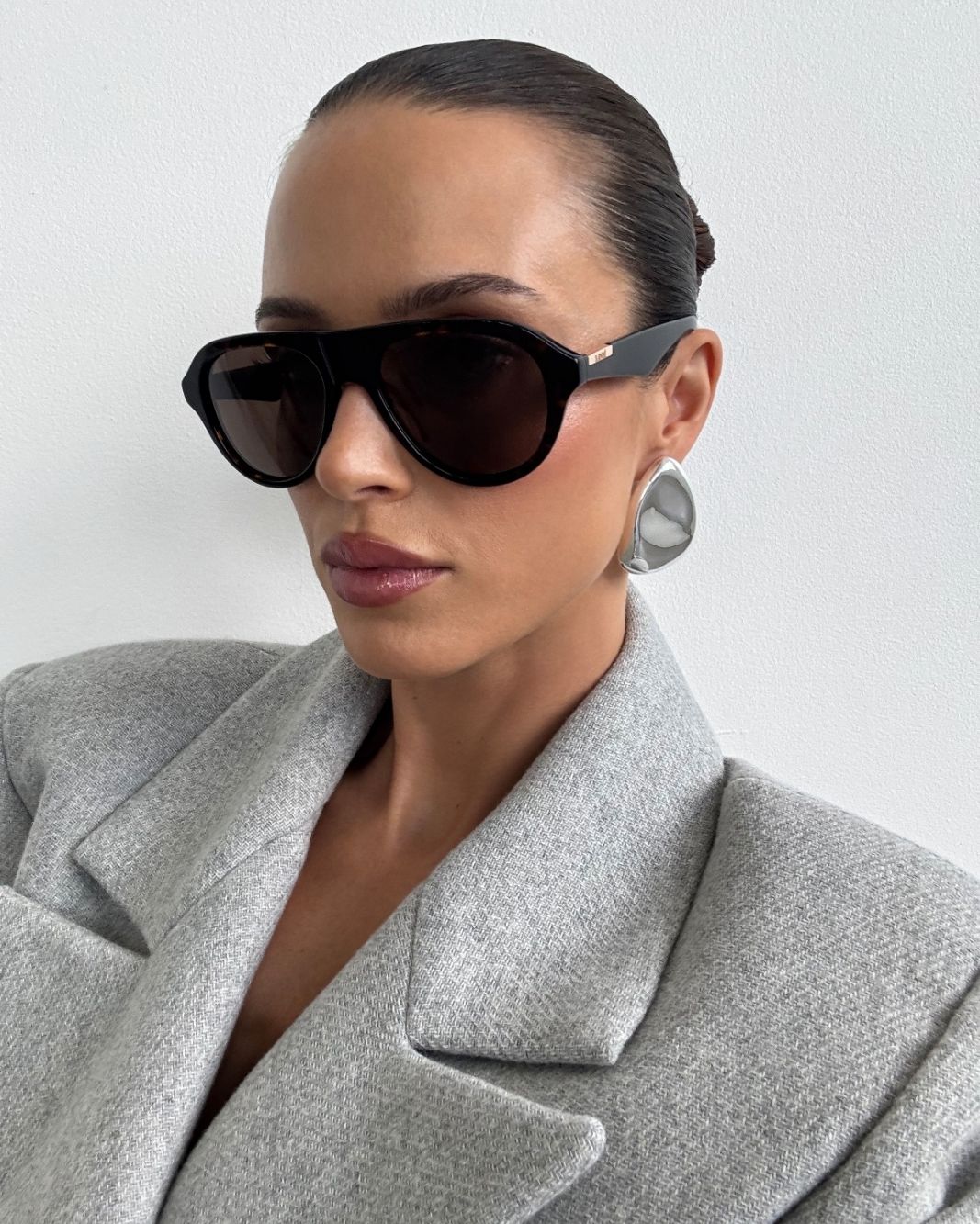 Oversized tortoiseshell aviator frame, designed with a bold, architectural silhouette that blends vintage influence with a modern edge.