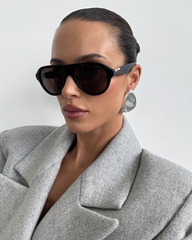 Oversized tortoiseshell aviator frame, designed with a bold, architectural silhouette that blends vintage influence with a modern edge.